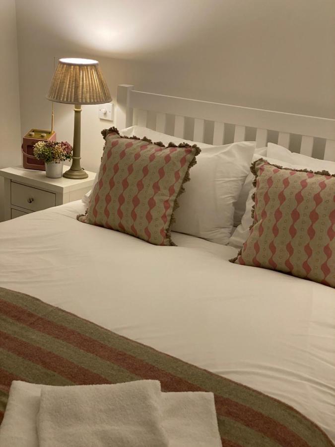 The Three Hills Hotel Bartlow Екстериор снимка