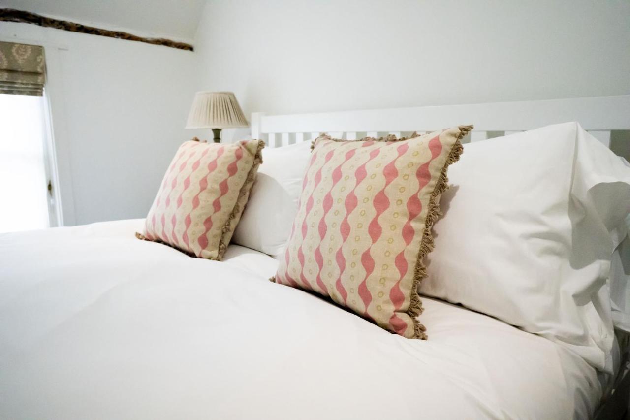 The Three Hills Hotel Bartlow Екстериор снимка