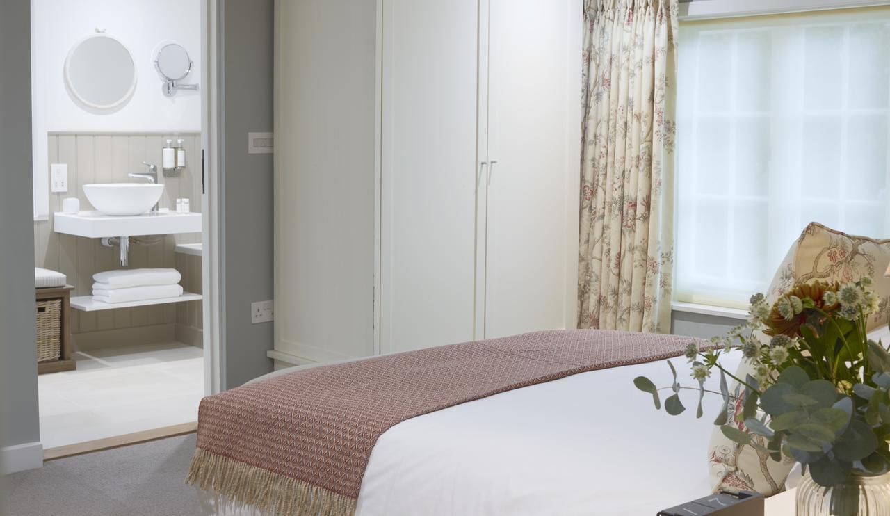 The Three Hills Hotel Bartlow Екстериор снимка
